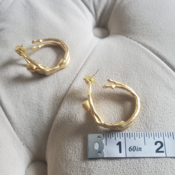 🔥 Matte Goldtone Sculptural Female Earrings - Picture 9 of 15